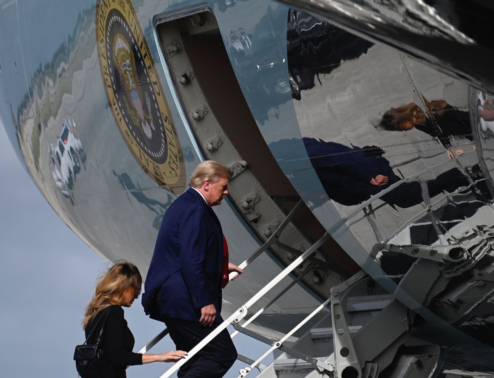 US President Donald Trump and First Lady Melania Trump board Air Force One at Palm Beach International Airport in West Palm Beach, Florida, on December 31, 2020, as they return to Washington, DC, after their Christmas holiday at Mar-a-Lago. (Photo by ANDREW CABALLERO-REYNOLDS / AFP) - AFP