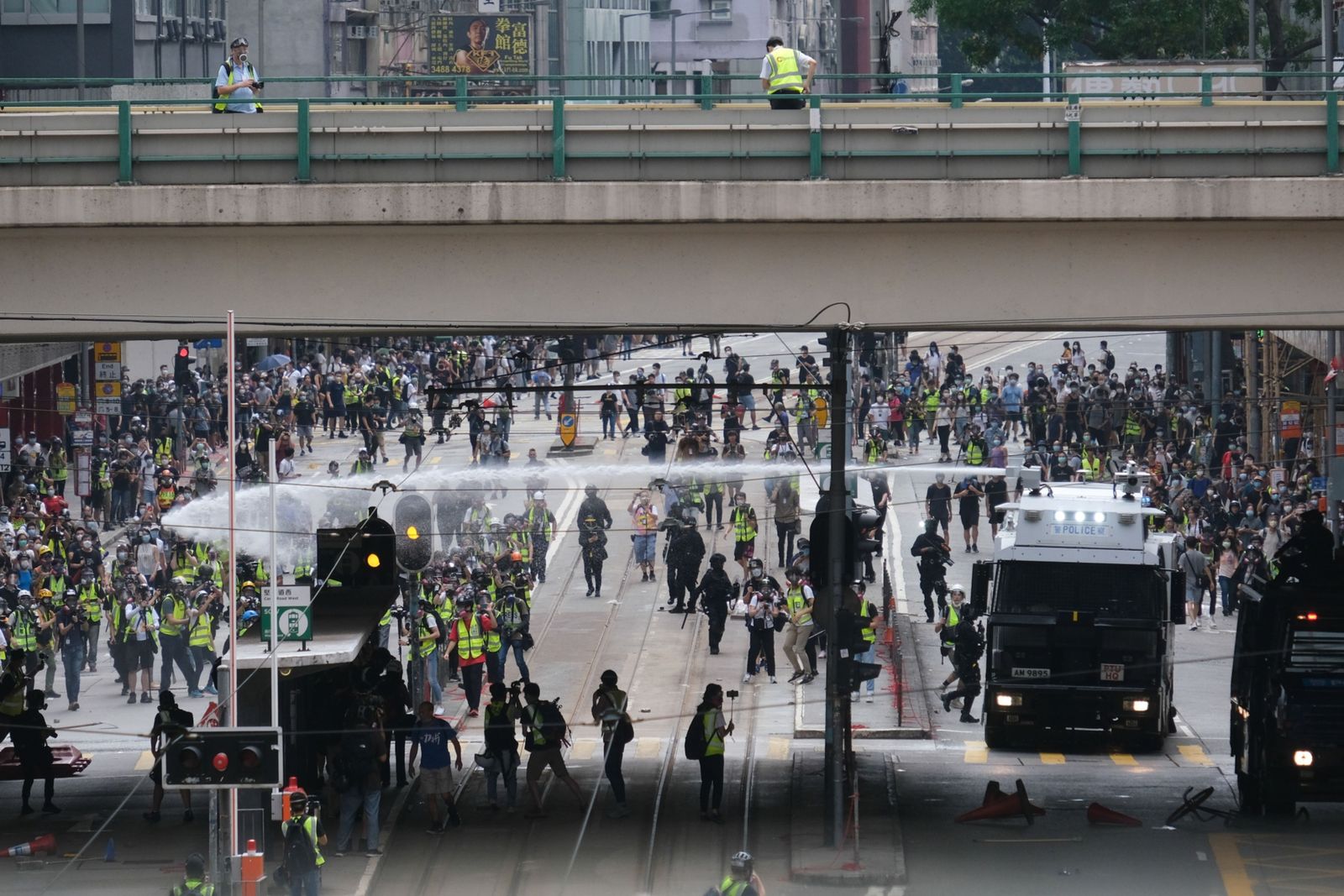 صدامات بين شرطيين ومتظاهرين في هونغ كونغ - 24 مايو 2020 - Bloomberg