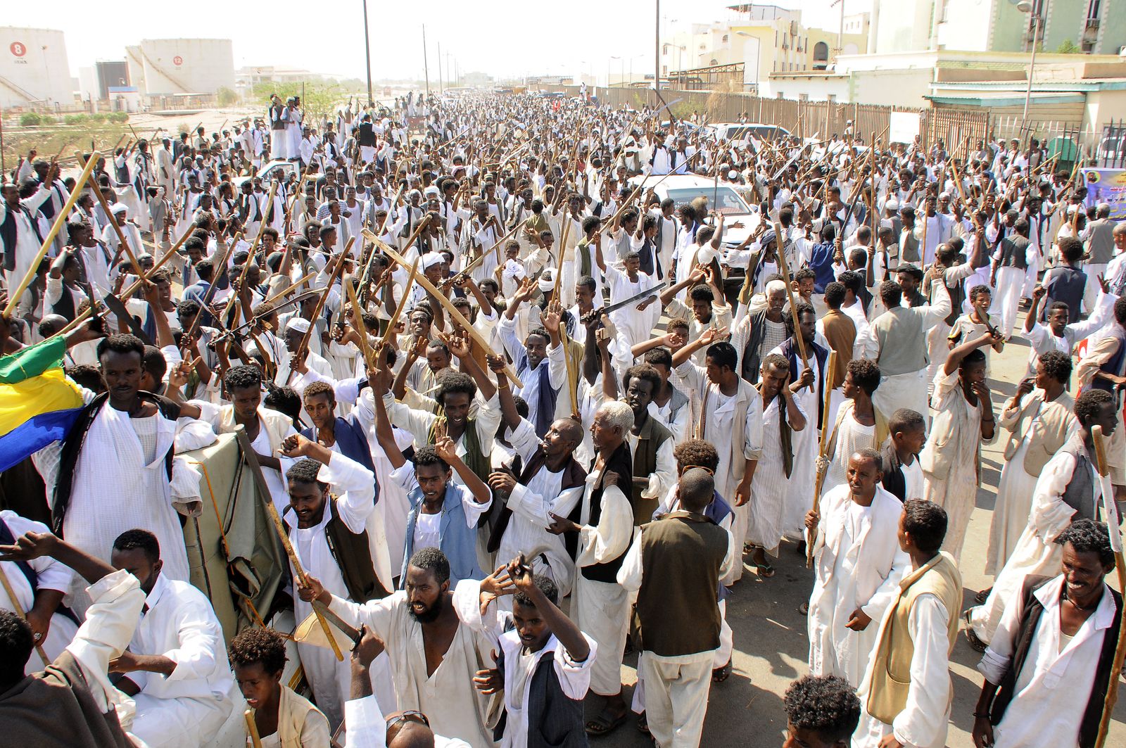 متظاهرون سودانيون في بورتسودان شرقي البلاد دعما للحكم العسكري - 21 أكتوبر 2021 - AFP