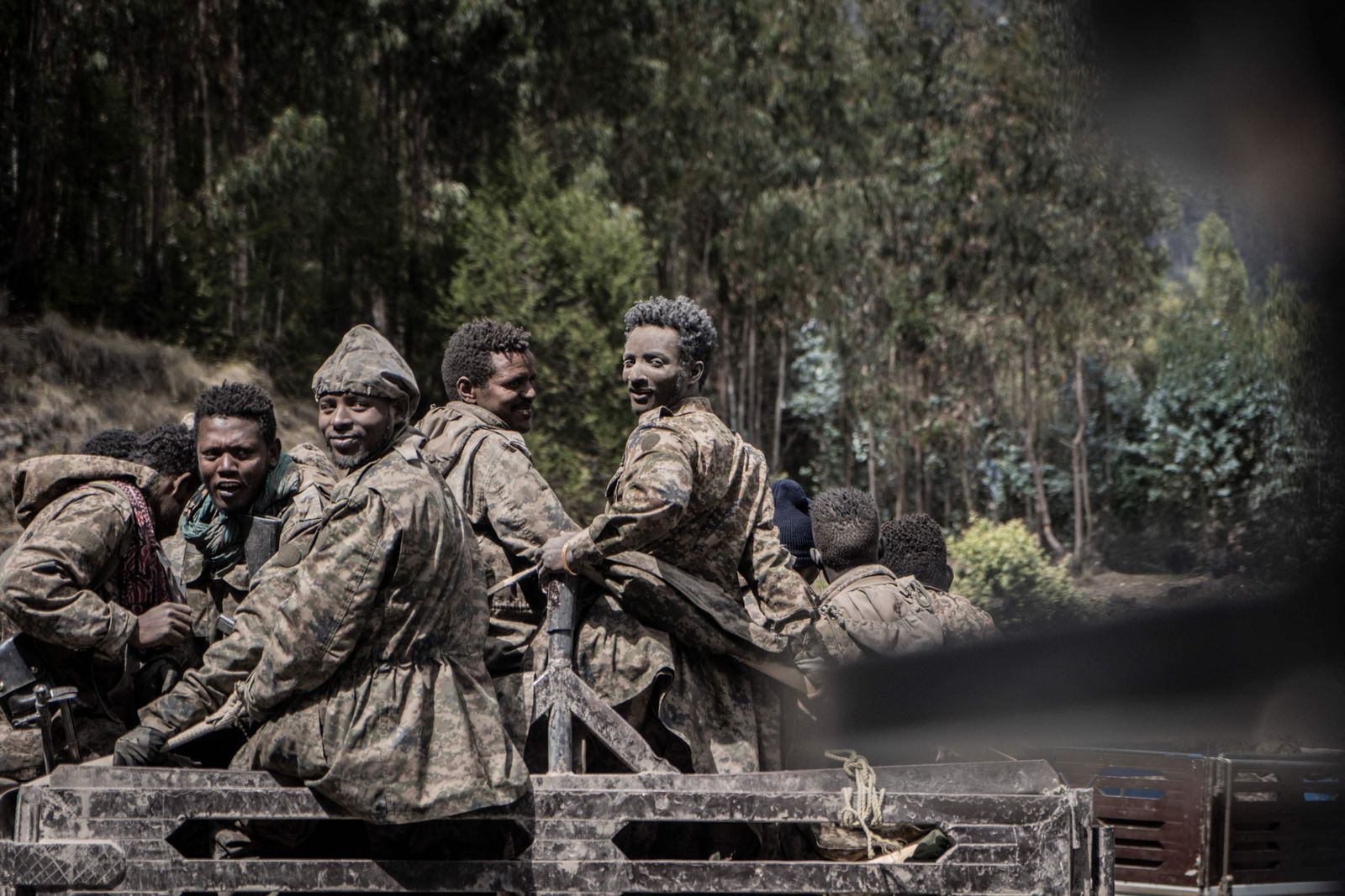 عناصر من قوة الدفاع الوطني الإثيوبية في شاحنة في شيوا روبت - 5 ديسمبر 2021 - AFP