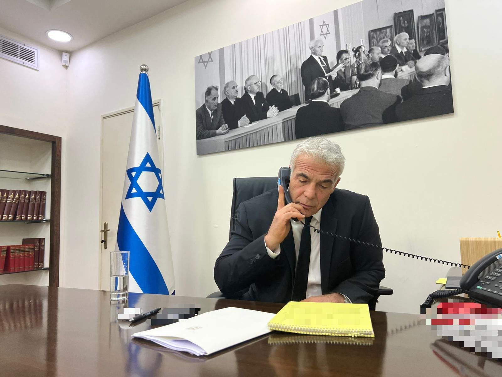 رئيس الوزراء الإسرائيلي يائير لبيد في مكتبه. 1 سبتمبر 2022 - Twitter@yairlapid