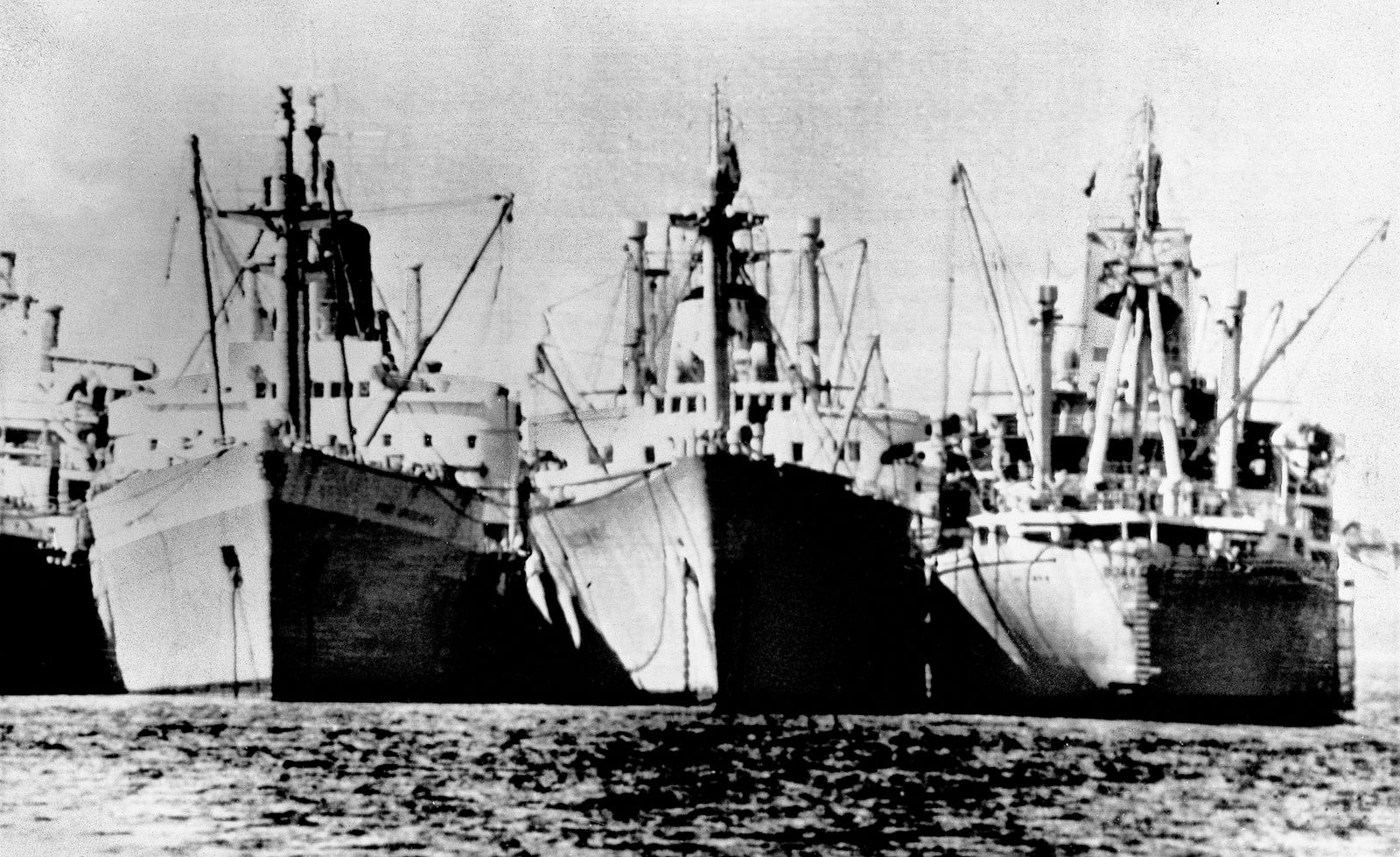 سفن بريطانية وبولندية ترسو في البحيرات المرة على قناة السويس، 8 فبراير 1971، سرعان ما أصبحت السفن هياكل مدمرة بسبب التآكل - AP