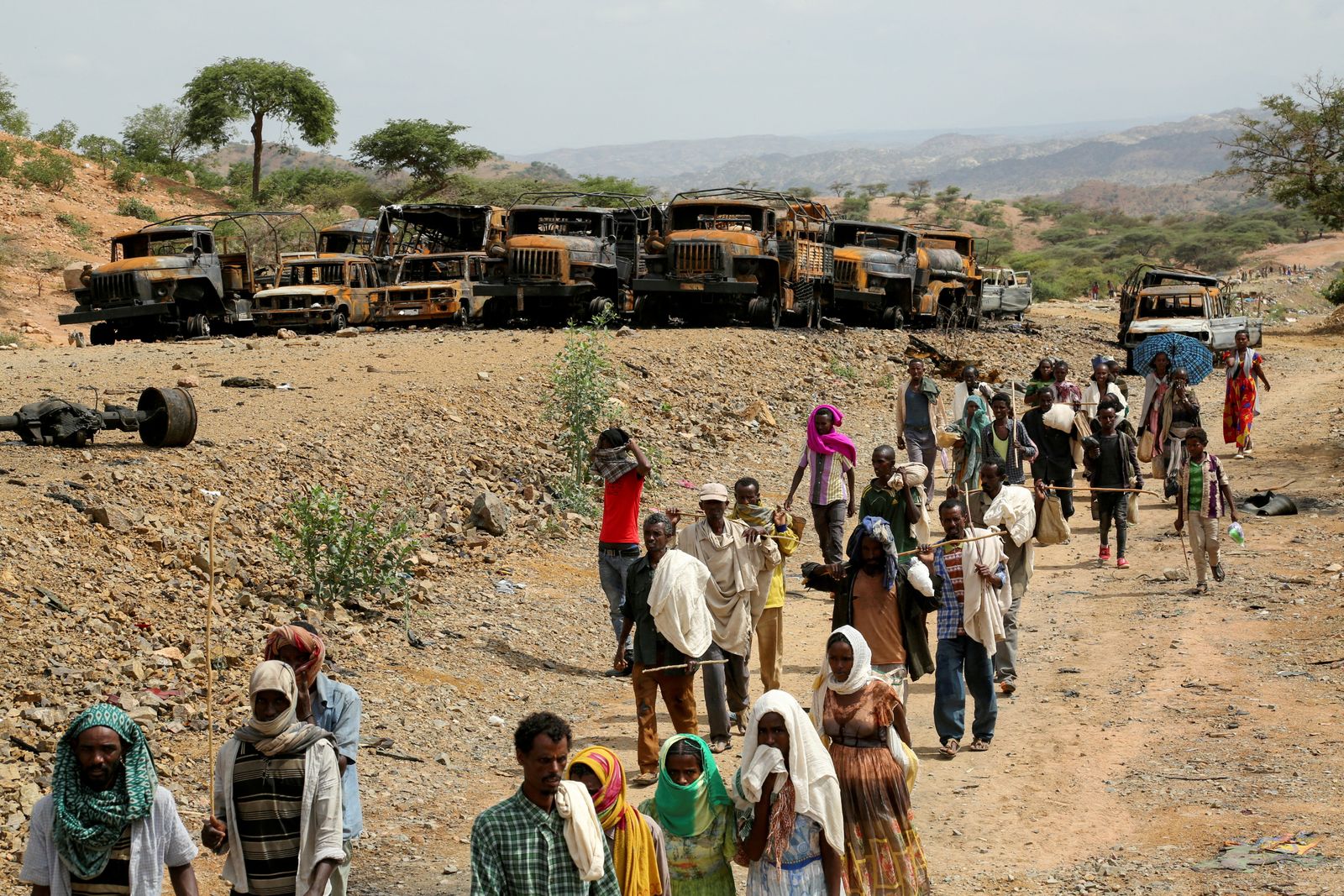 نازحون يعودون إلى قراهم في وسط إقليم تيجراي الإثيوبي بعد هدوء الحروب في الإقليم بشمال إثيوبيا - REUTERS