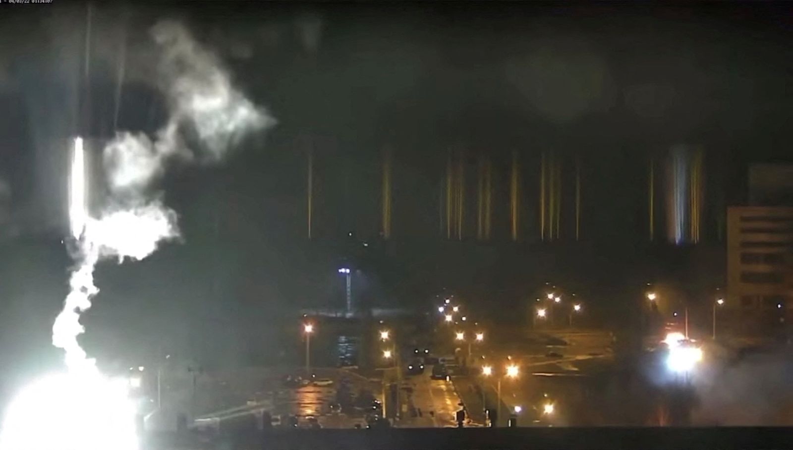 كاميرات المراقبة تظهر دخاناً ووهجاً يسقط داخل محطة زابوريجيا النووية بوسط أوكرانيا بعد قصف روسي بالقرب منها. 4 مارس 2022 - X90122