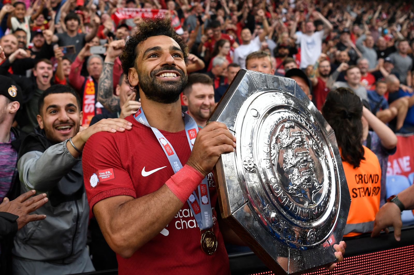 نجم ليفربول محمد صلاح يحمل كأس درع المجتمع الذي أحرزه مع فريقه إثر فوزه على مانشستر سيتي في المباراة النهائية - 30 يوليو 2022  - REUTERS