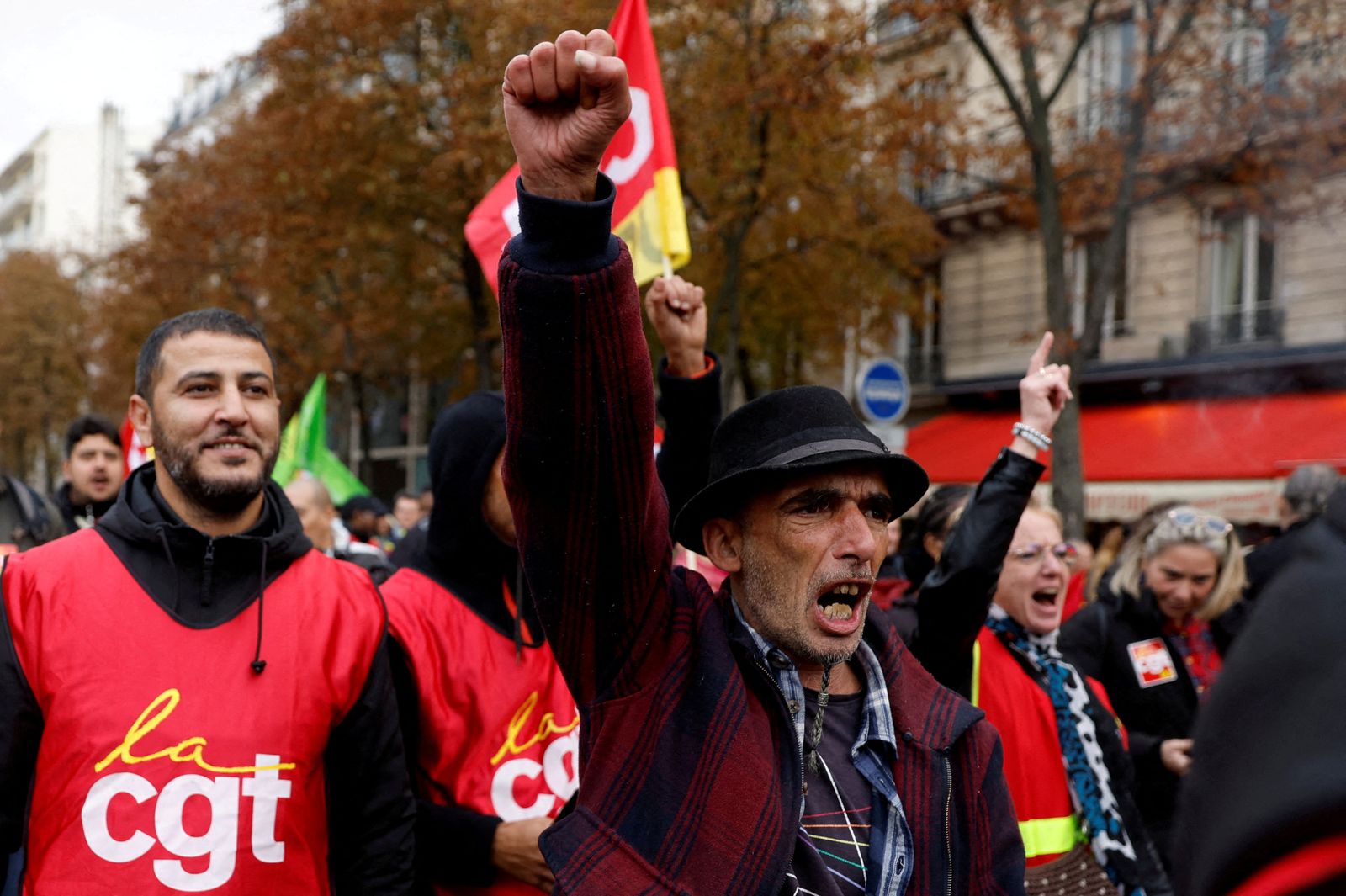 متظاهرون وعمال نقابة فرنسيين يشاركون في مظاهرة للضغط من أجل اتخاذ تدابير حكومية للتصدي للتضخم وحقوق العمال وإصلاحات-باريس 29 سبتمبر 2022.  - REUTERS
