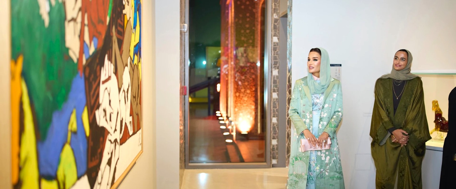 الشيخة موزة أثناء افتتاح متحف مقبول حسين.