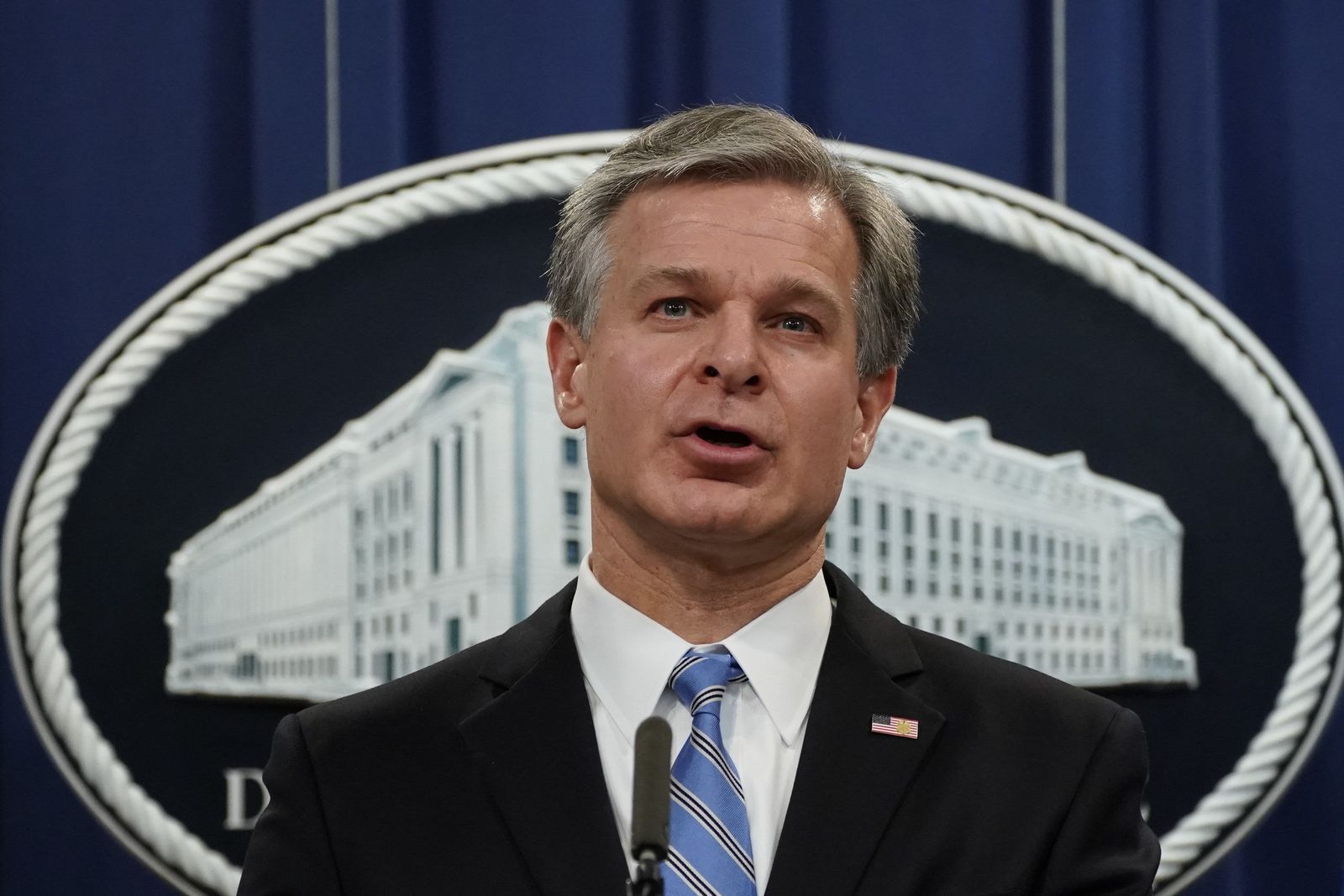 مدير مكتب التحقيقات الفيدرالي (إف بي آي) كريستوفر راي خلال مؤتمر صحافي في واشنطن - 8 نوفمبر 2021 - Bloomberg