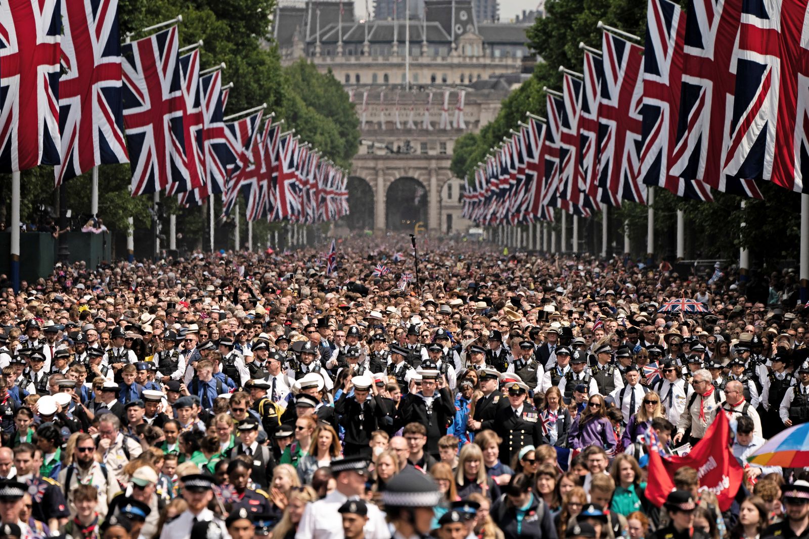الآلاف ينتظرون مشاهدة ملكة بريطانيا إليزابيث الثانية خلال احتفالات اليوبيل البلاتيني في لندن- 2 يونيو 2022 - REUTERS