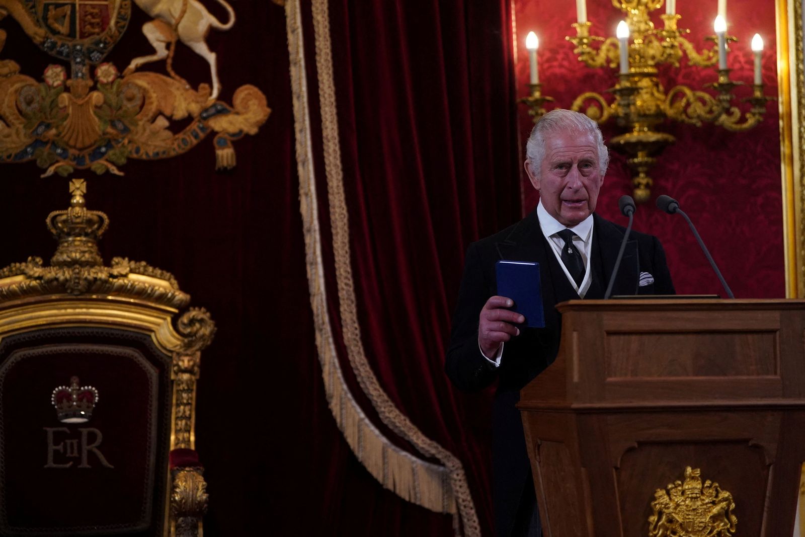 ملك بريطانيا تشارلز الثالث يلقي خطابا بعد إعلان تنصيبه رسمياً- في 10 سبتمبر 2022 - REUTERS
