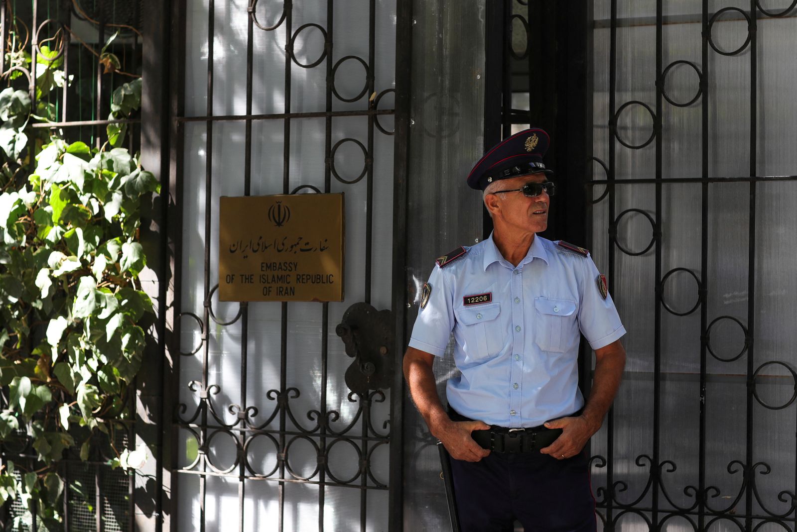 شرطي يقف أمام مبنى السفارة الإيرانية في العاصمة الألبانية تيرانا. 7 سبتمبر 2022 - REUTERS