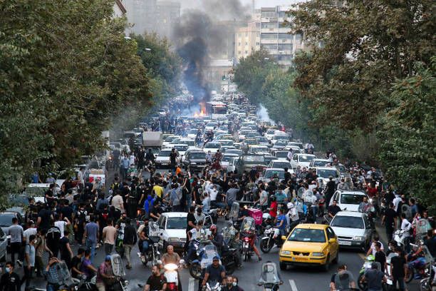 متظاهرون يحتجون على وفاة الشابة مهسا أميني في طهران. 21 سبتمبر 2022. - Anadolu Agency via Getty Images