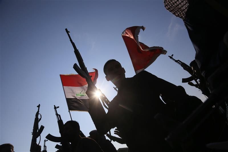 مسلحون من عشائر كربلاء، يرفعون أسلحتهم أثناء خروجهم إلى الشوارع، في استعراض للقوة، وللحفاظ على النظام وسط الاحتجاجات المستمرة المناهضة للحكومة في مدينة كربلاء - 8 ديسمبر 2019 - Getty Images