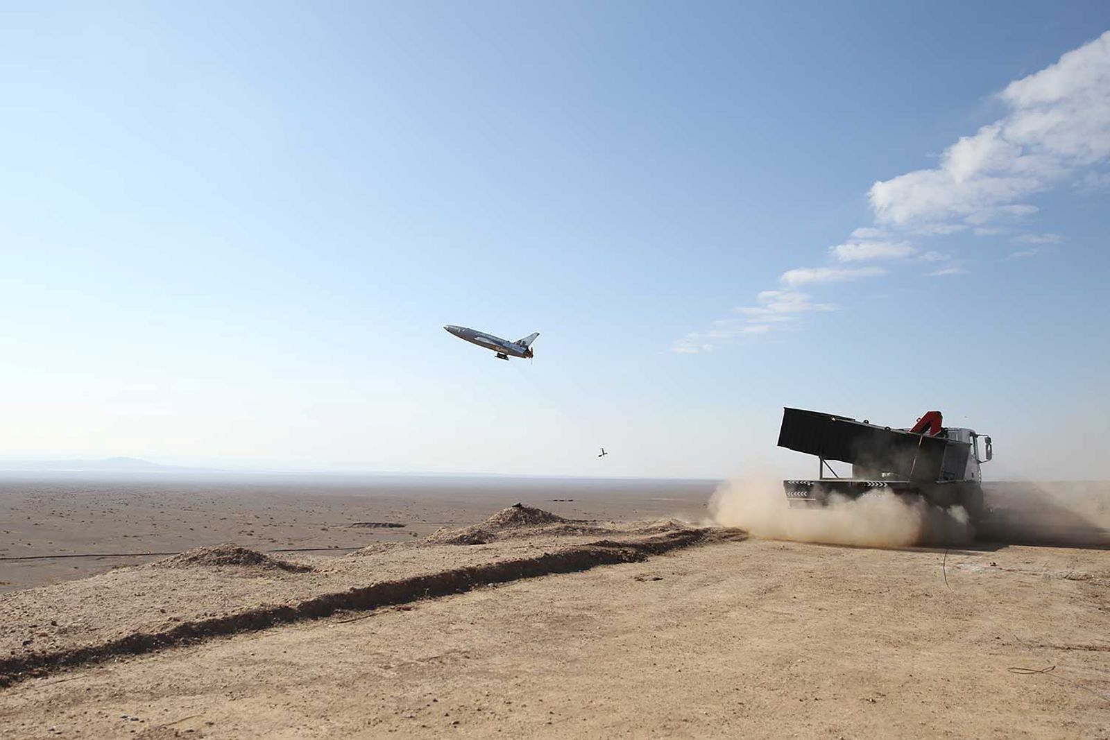 إطلاق طائرة مسيّرة خلال مناورات للجيش الإيراني في سمنان - 6 يناير 2021 - REUTERS