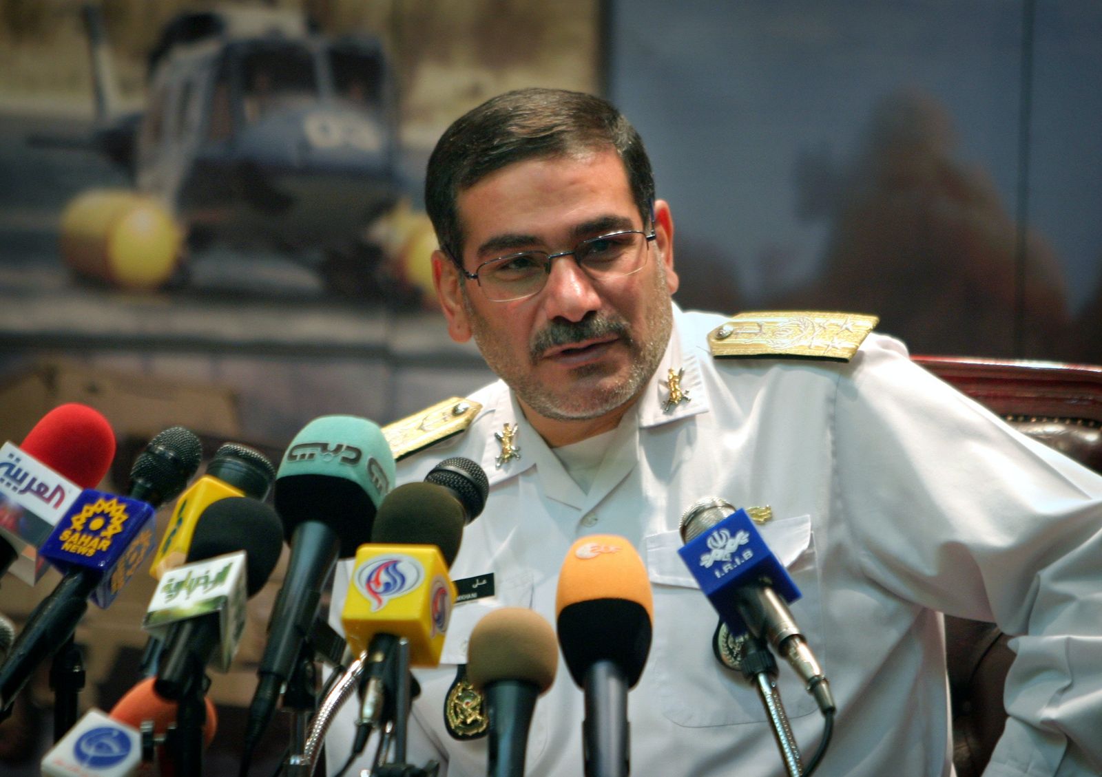 أمين المجلس الأعلى للأمن القومي الإيراني علي شمخاني، خلال مؤتمر صحافي في وزارة الدفاع بالعاصمة طهران، 9 أغسطس 2005. 