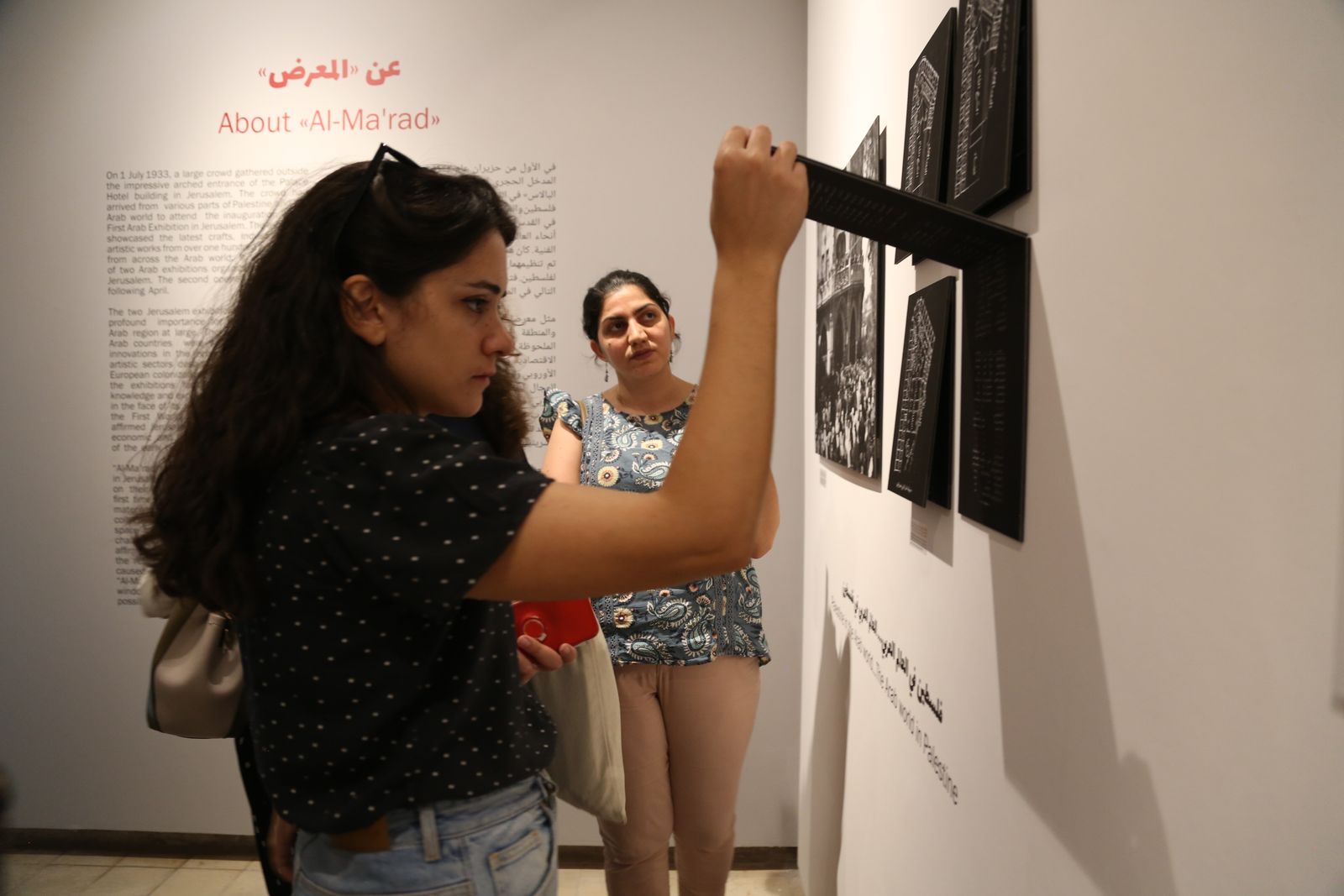 زائرة في مركز خليل السكاكيني تتأمل بعض أعمال 