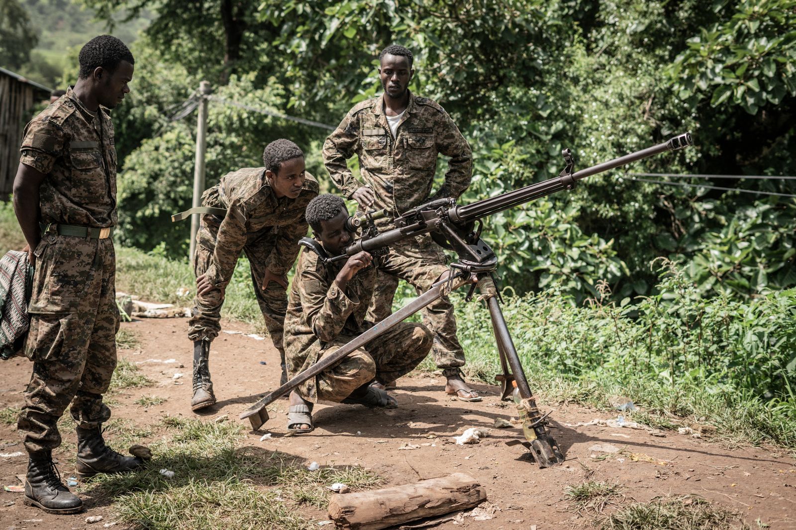 جنود إثيوبيون يتدربون على استخدام مدفع رشاش سوفيتي ثقيل وسط مواجهات مع جبهة تحرير تيجراي - في 16 سبتمبر 2021 - AFP