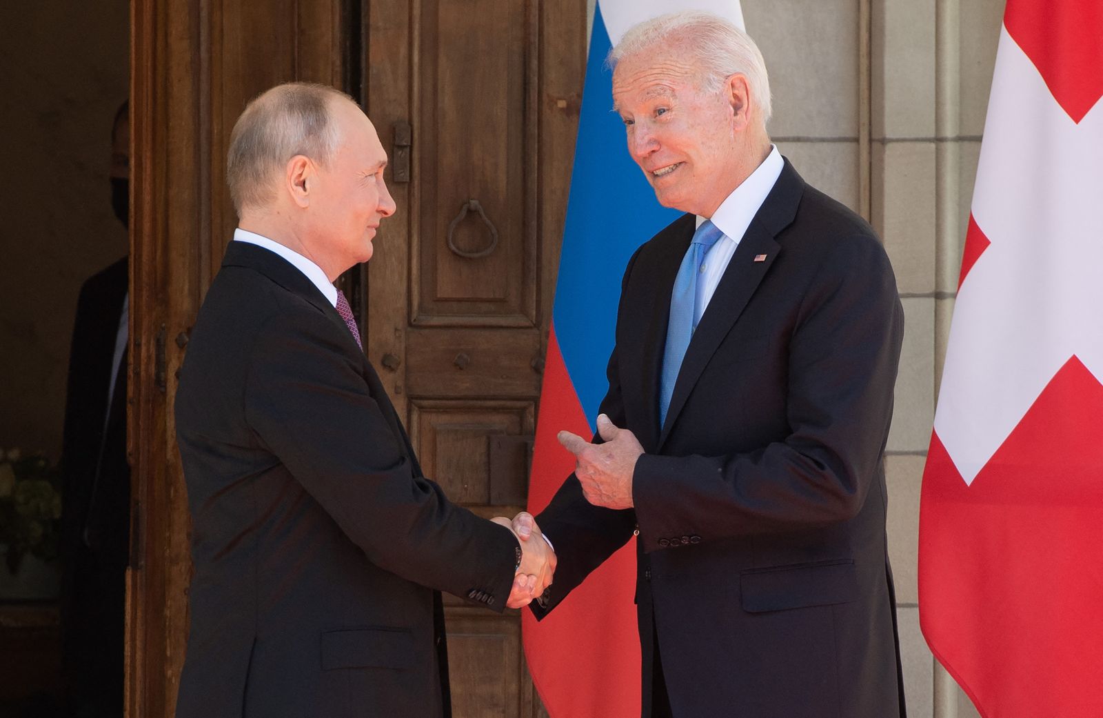 الرئيس الأميركي جو بايدن يصافح نظيره الروسي فلاديمير بوتين خلال قمة جنيف الأخيرة- 16 يونيو 2021 - AFP