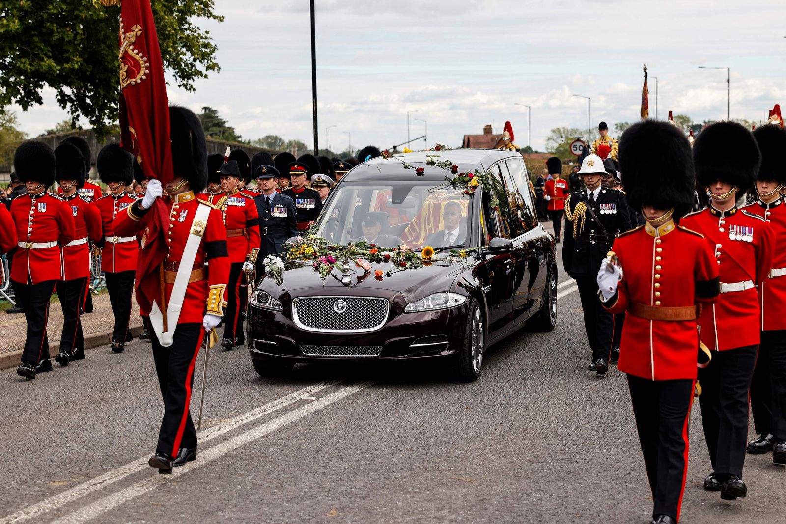 The Procession following the coffin of Queen Elizabeth II, aboard the State Hearse, arrives at The Long Walk in Windsor on September 19, 2022, to make its final journey to Windsor Castle after the State Funeral Service of Britain's Queen Elizabeth II. (Photo by CARLOS JASSO / POOL / AFP) - AFP