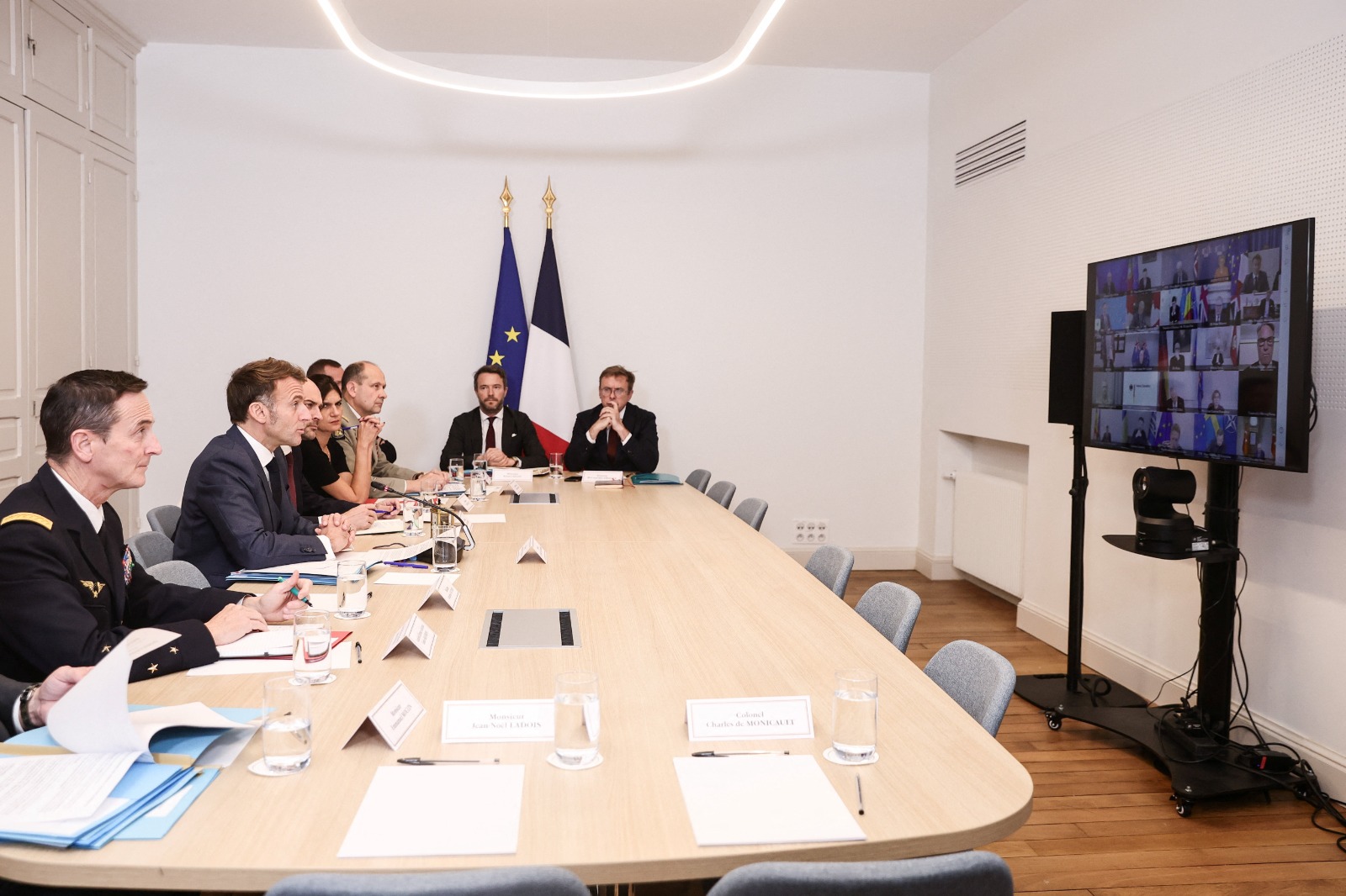 الرئيس الفرنسي إيمانويل ماكرون داخل قصر الإليزيه في باريس للمشاركة في اجتماع عبر الفيديو لتحالف الراغبين. 25 نوفمبر 2025