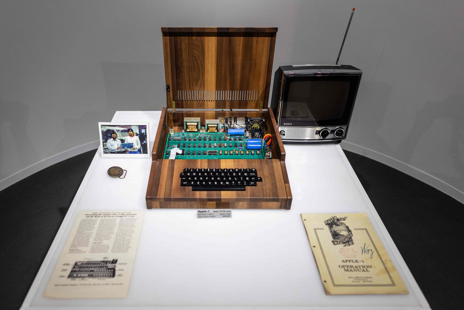 نسخة طبق الأصل من جهاز كمبيوتر Apple 1 في متحف أبل الذي افتتح حديثًا في العاصمة البولندية وارسو. 29 مايو 2022 - AFP