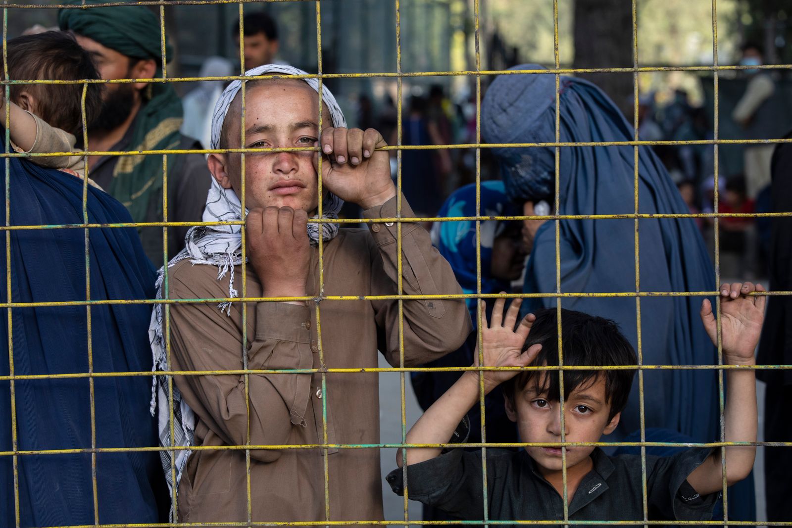 عدد من النازحين إلى العاصمة كابول - Getty Images