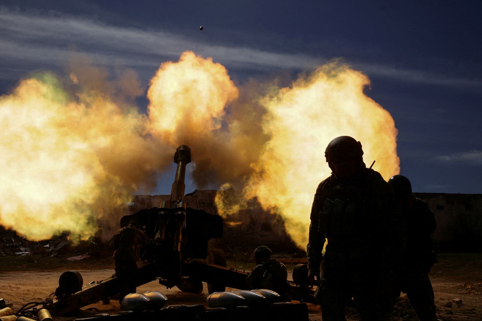 جندي أوكراني يطلق النار من مدفع هاوتزر، مع استمرار الهجوم الروسي على أوكرانيا، في موقع في منطقة زابوريزهزهيا، أوكرانيا. 28 مارس 2022. - REUTERS