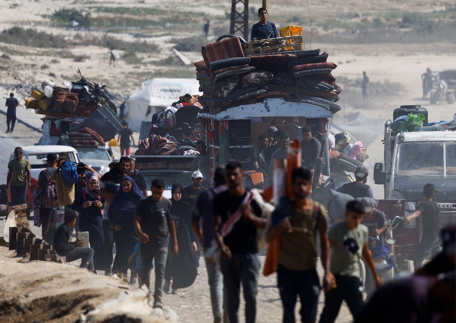 نازحون فلسطينيون يسيرون نحو جنوب القطاع مع استمرار الغارات الإسرائيلية على مدينة غزة. 25 سبتمبر 2025