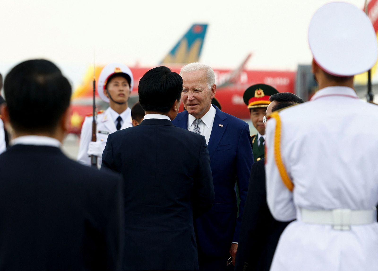 الرئيس الأميركي جو بايدن يصل إلى مطار نوي باي الدولي في هانوي. 10 سبتمبر 2023 - REUTERS
