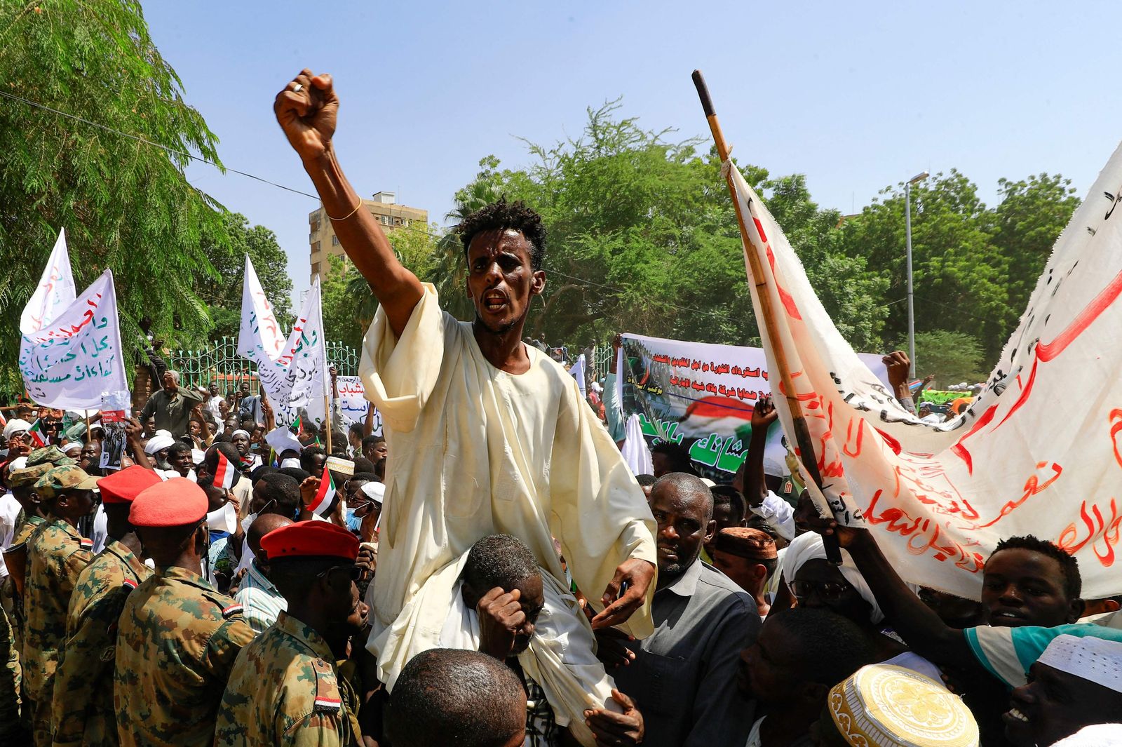 متظاهرون سودانيون قرب القصر الرئاسي في الخرطوم، 16 أكتوبر 2021 - AFP
