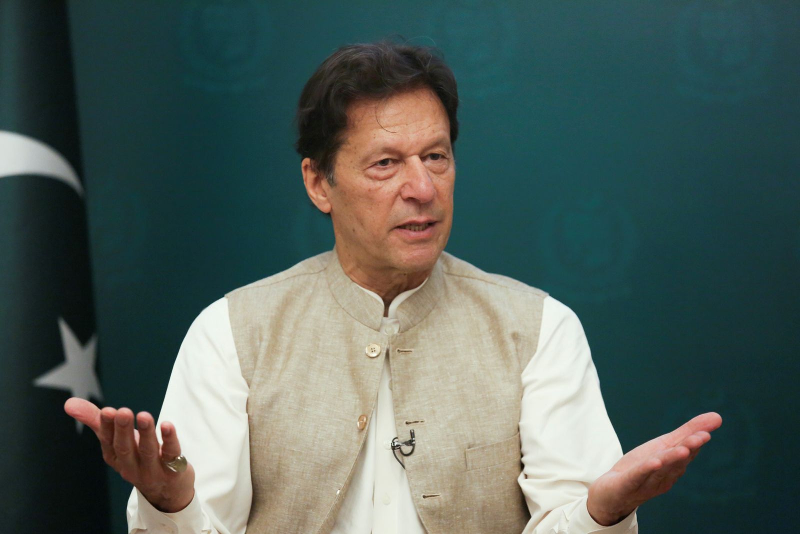 رئيس الوزراء الباكستاني عمران خان خلال مقابلة مع 