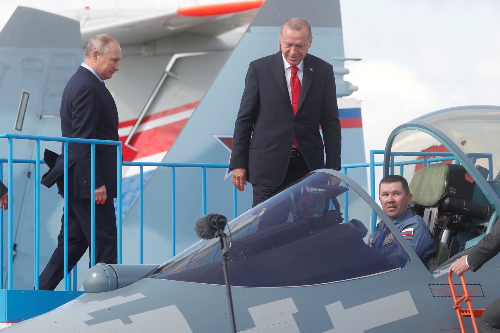 الرئيسان، التركي رجب طيب أردوغان والروسي فلاديمير بوتين، أمام مقاتلة روسية من طراز 