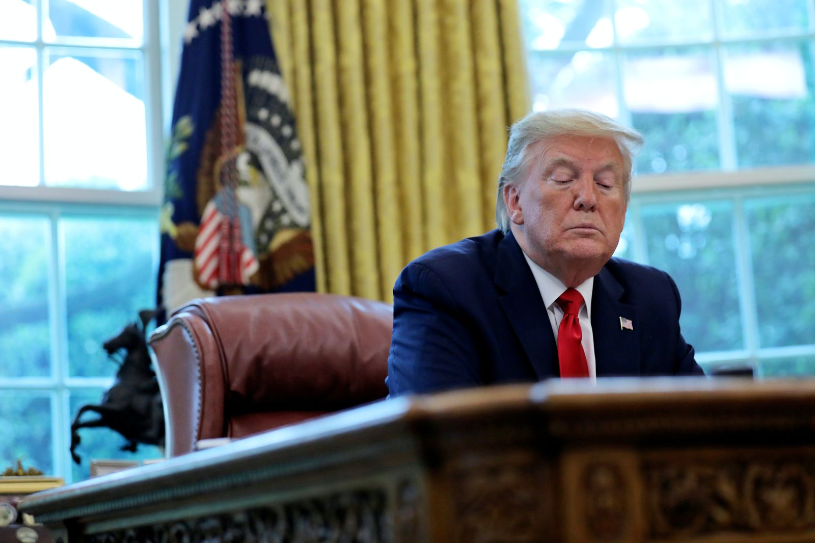 الرئيس الأميركي دونالد ترمب داخل مكتبه في البيت الأبيض، 29 أبريل 2020 - REUTERS