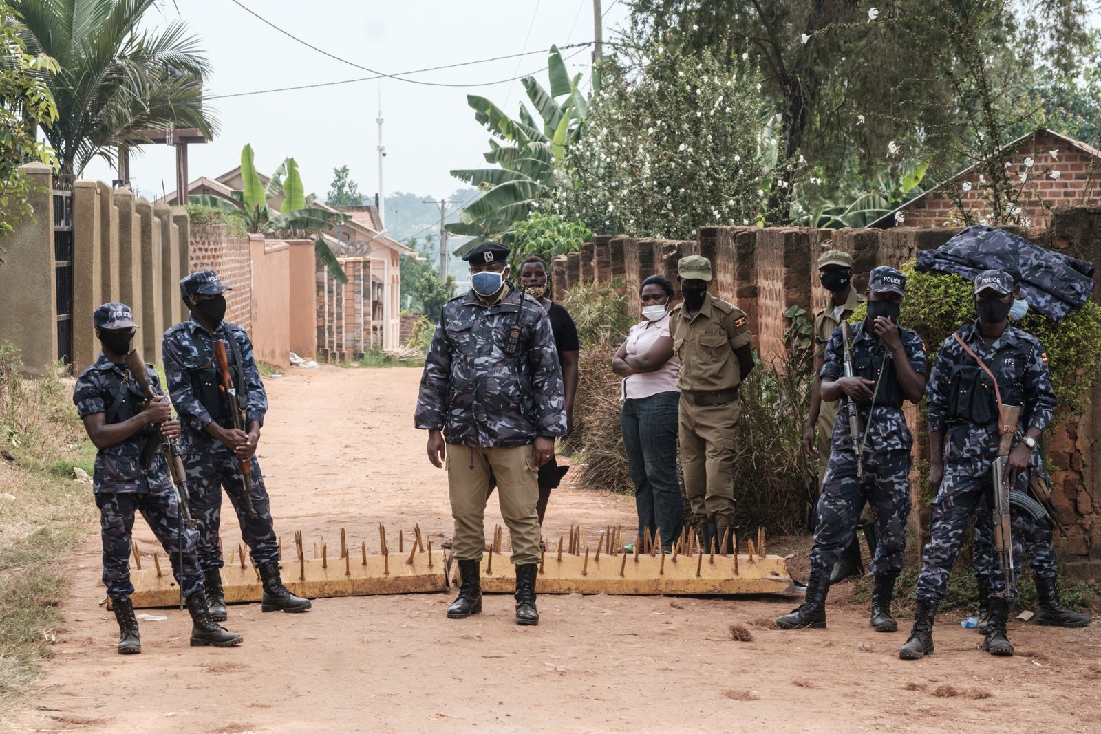 شرطيون أمام منزل أبرز مرشحي المعارضة في انتخابات الرئاسة الأوغندية بوبي واين في مدينة ماغيري - 17 يناير 2021 - AFP