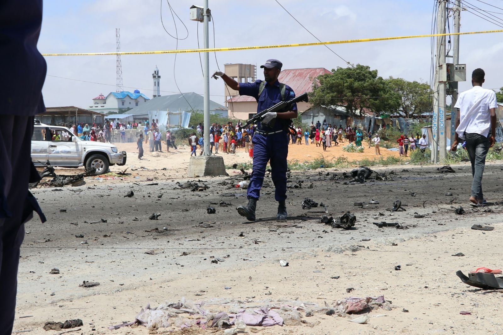 جندي صومالي في موقع شهد هجوماً انتحارياً تبنته حركة الشباب في مقديشو - 1 أكتوبر 2018 - AFP