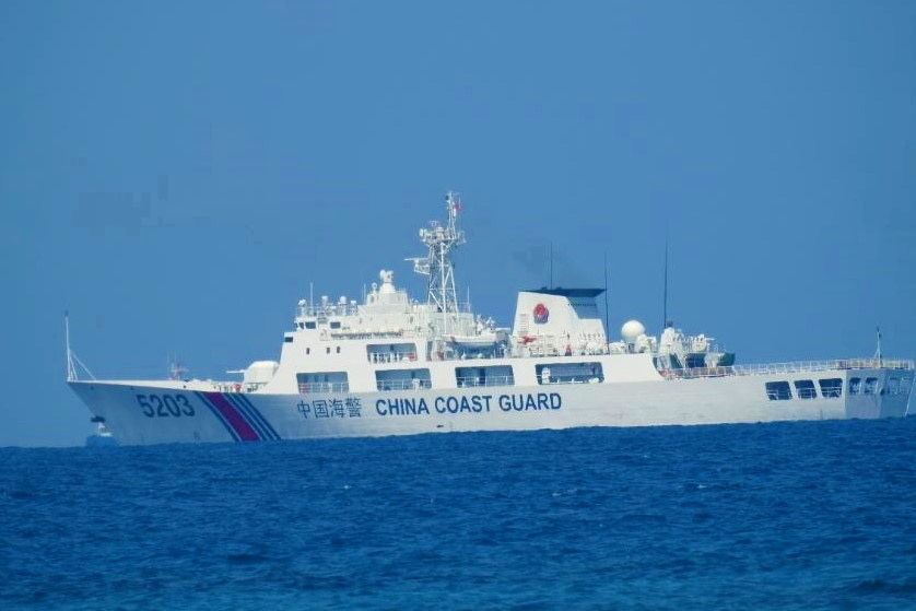 سفينة دورية تابعة لخفر السواحل الصيني، تبحر في بحر الصين الجنوبي - 14 أبريل 2021 - REUTERS