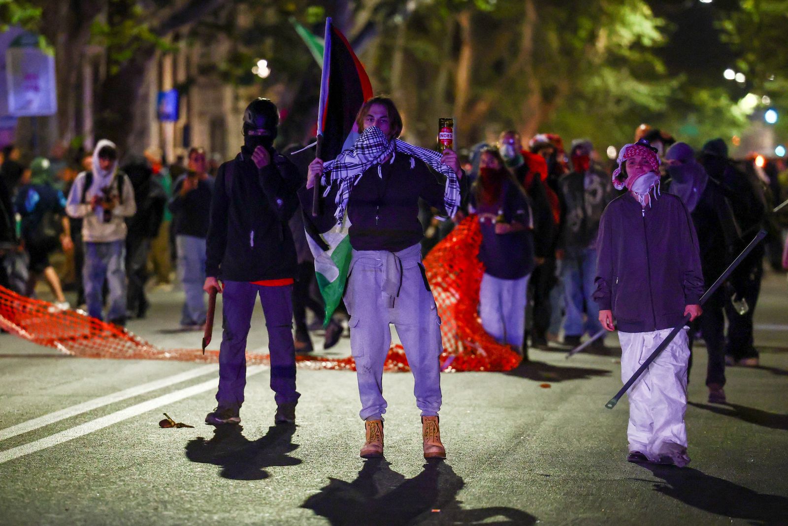 Demonstrators gather during clases with law enforcement officers, on the day of a national protest for Gaza in Rome, Italy, October 4, 2025. REUTERS/Yara Nardi