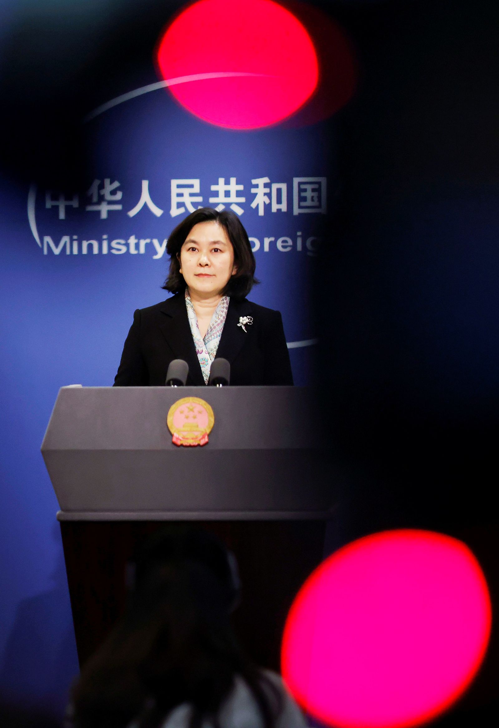 المتحدثة باسم وزارة الخارجية الصينية هوا تشون ينغ تعقد مؤتمراً صحفياً في بكين، 30 نوفمبر ، 2020  - REUTERS