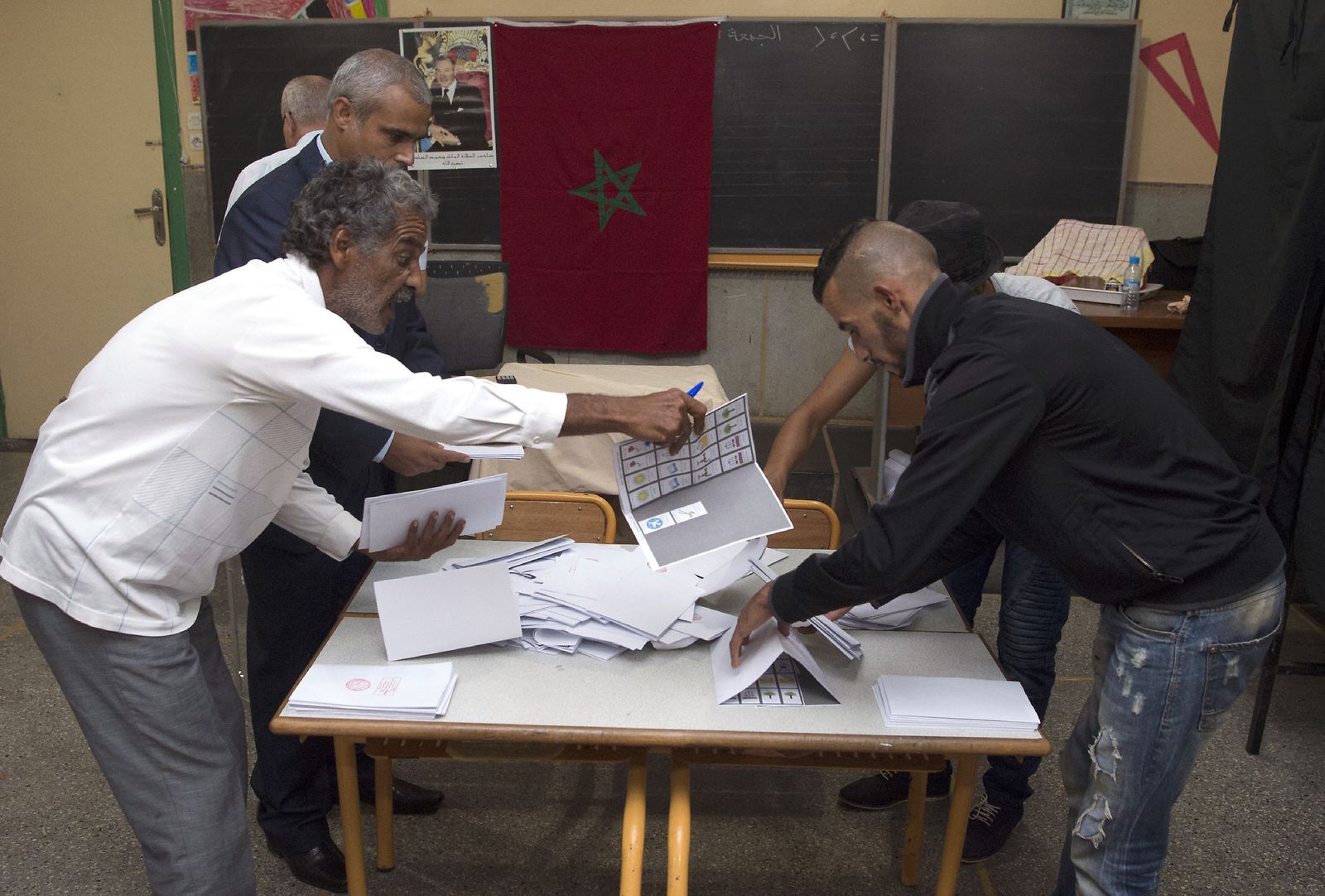 فرز بطاقات الاقتراع خلال الانتخابات البرلمانية الأخيرة في المغرب، أكتوبر 2016 - AFP