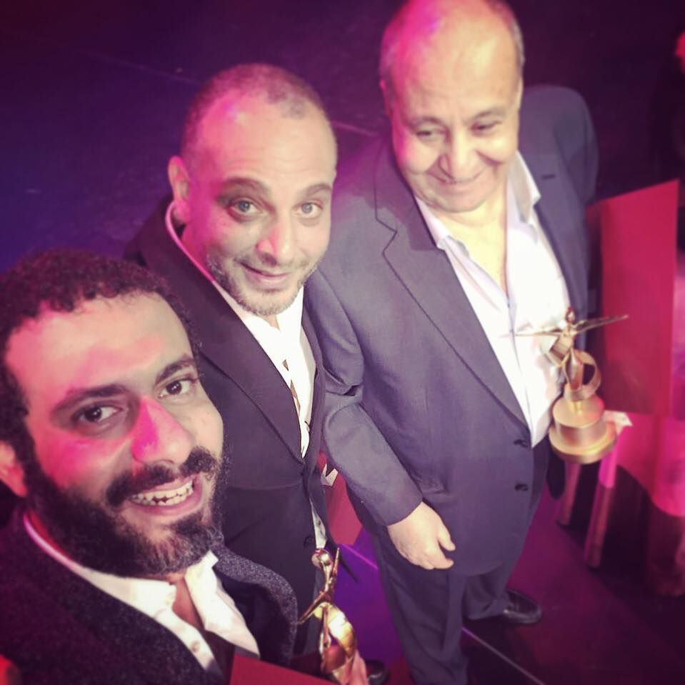 المخرج تامر محسن يتوسط الكاتب وحيد حامد والممثل محمد فراج في ختام المهرجان القومي للسينما 2013 - فيسبوك
