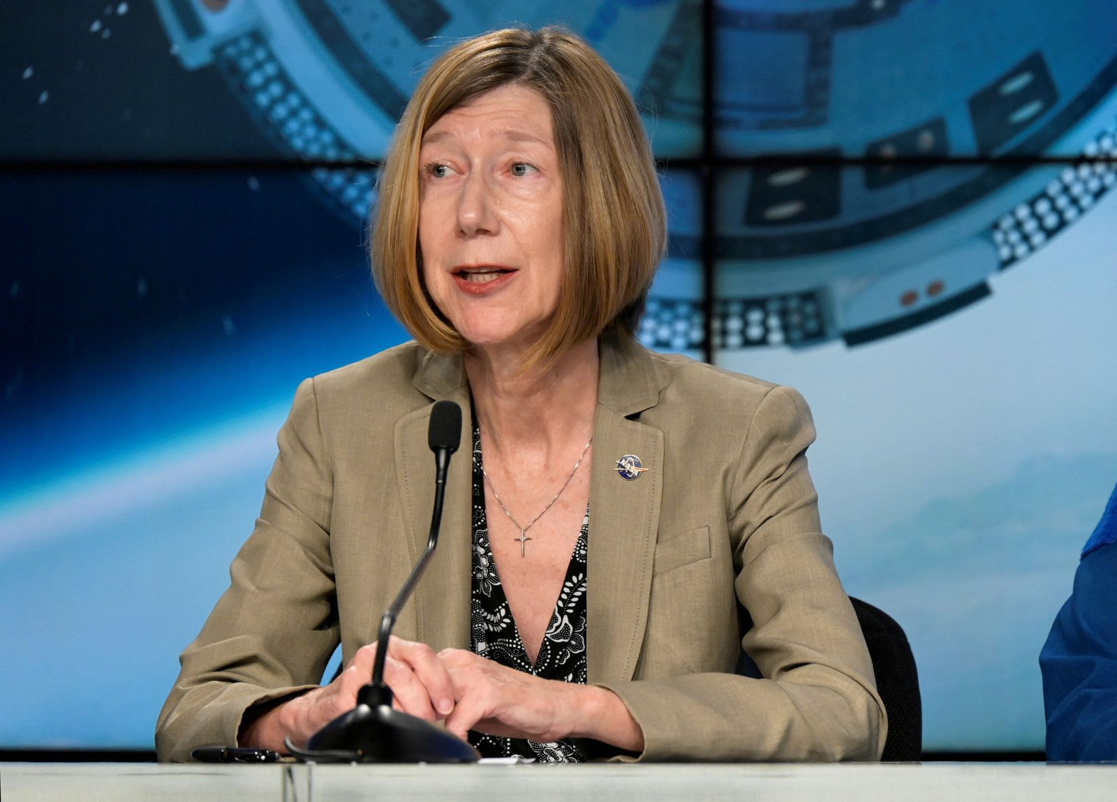 كاثي لوديرز تتحدث عن إطلاق مركبة بوينج CST-100 Starliner الفضائية خلال مؤتمر صحافي في مركز كينيدي للفضاء- ولاية فلوريدا الأميركية في 18 مايو 2022 - REUTERS