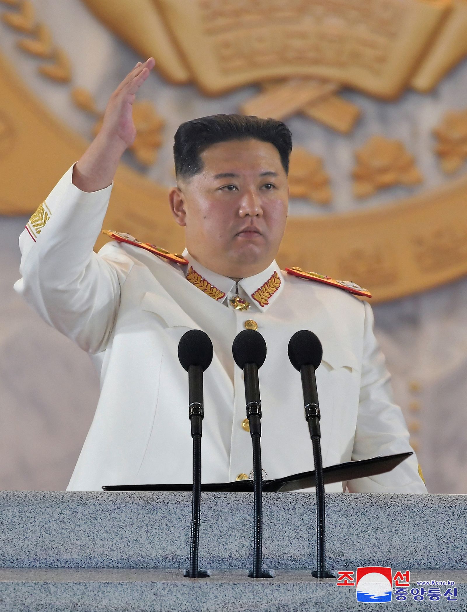 الزعيم الكوري الشمالي كيم جونج أون خلال عرض عسكري ليلي في بيونج يانج بذكرى تأسيس الجيش الكوري الشمالي - 26 أبريل 2022 - REUTERS