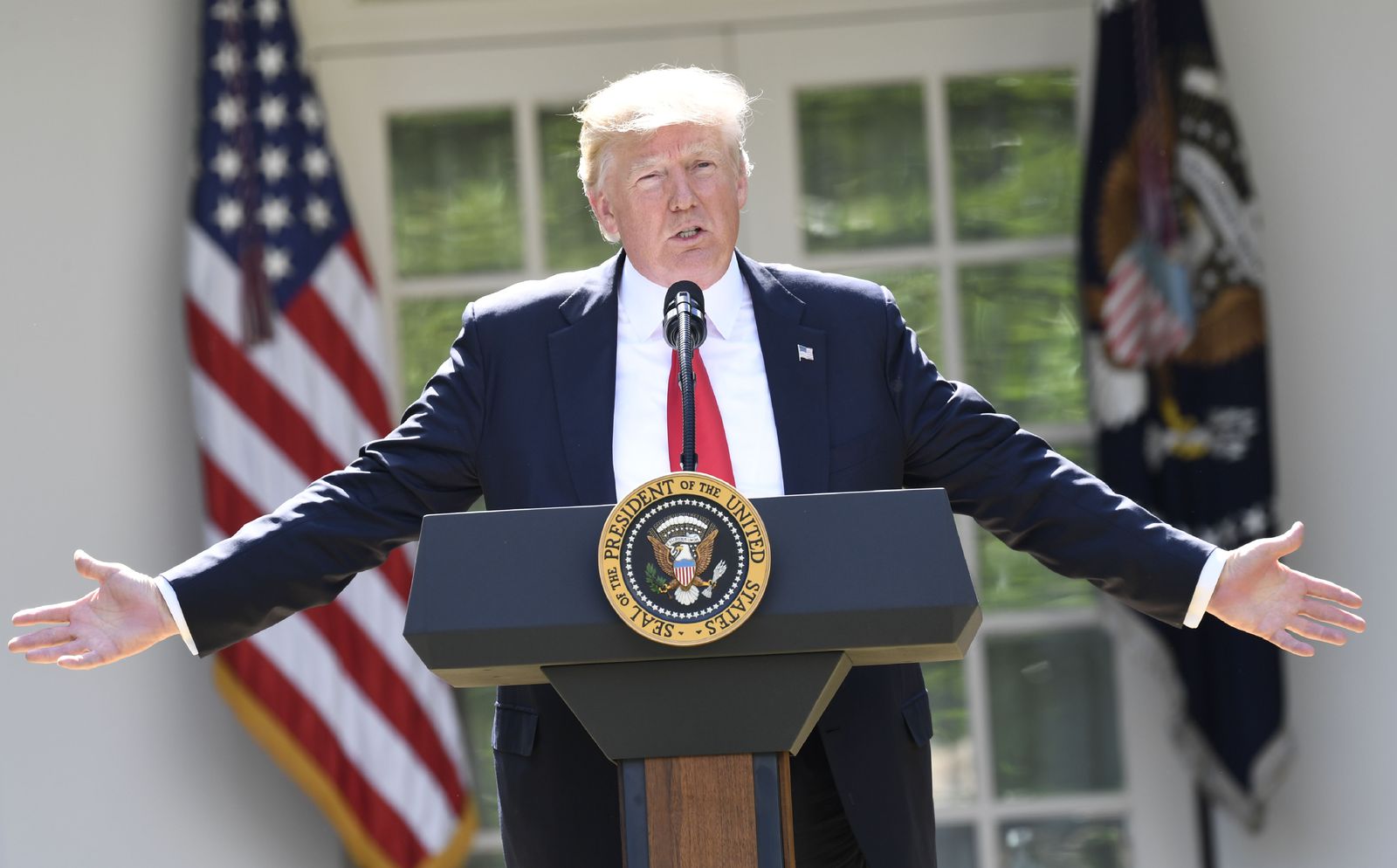 الرئيس الأميركي السابق دونالد ترمب خلال إعلان انسحابه من اتفاق باريس للمناخ 1 يونيو 2017 - AFP