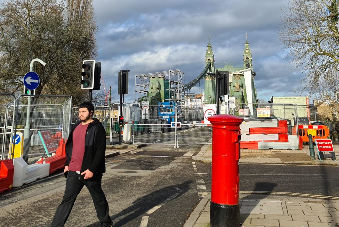 صعوبة التنقل بسبب إغلاق جسر هامرسميث في مدينة لندن. - الشرق - الشرق