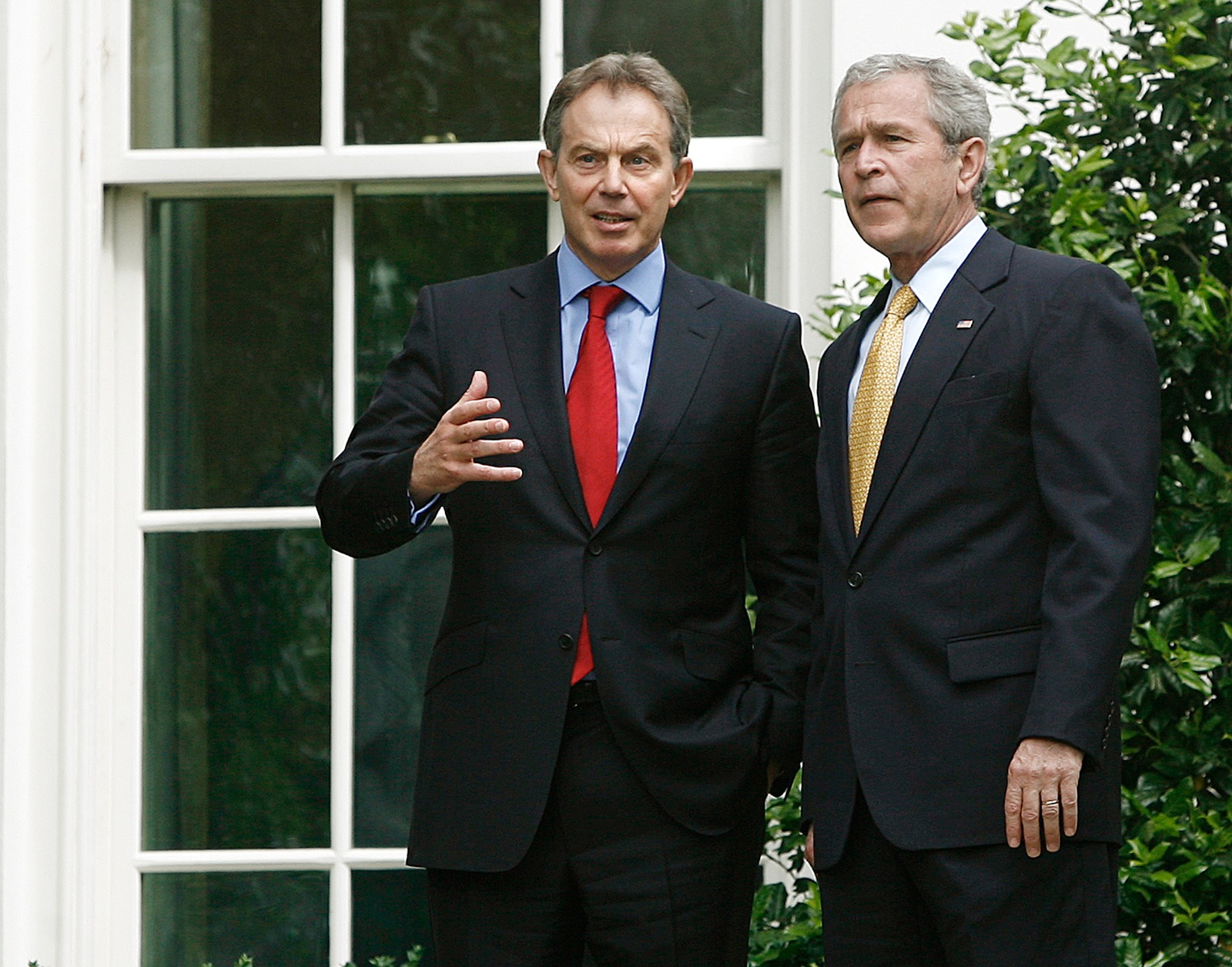 رئيس الوزراء البريطاني السابق توني بلير يتحدث مع الرئيس الأميركي السابق جورج دبليو بوش (يمين) خارج المكتب البيضاوي في واشنطن. 17 مايو 2007