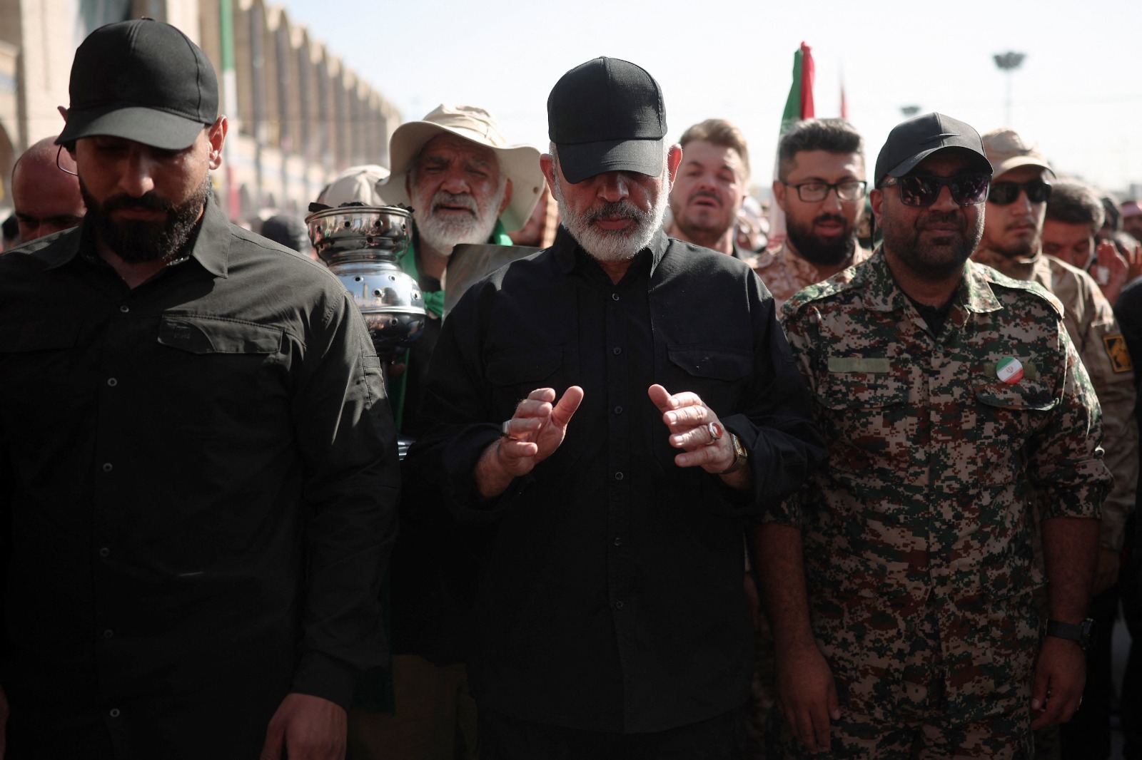 قائد الحرس الثوري أحمد وحيدي (وسط) خلال صلاة الجنازة على المرشد السابق علي خامنئي. طهران. 5 يوليو 2026 - Reuters