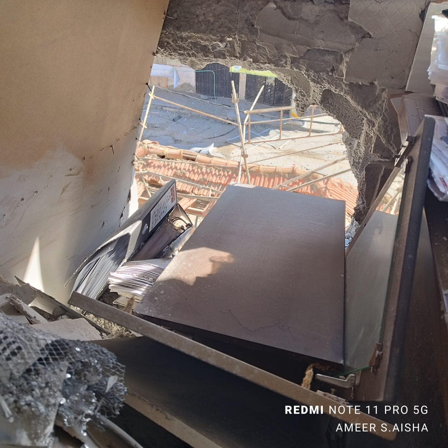 آثار الدمار في مستشفى الأمل في خان يونس بقطاع غزة إثر استهدافه بقذيفة دبابة، 16 فبراير 2024 