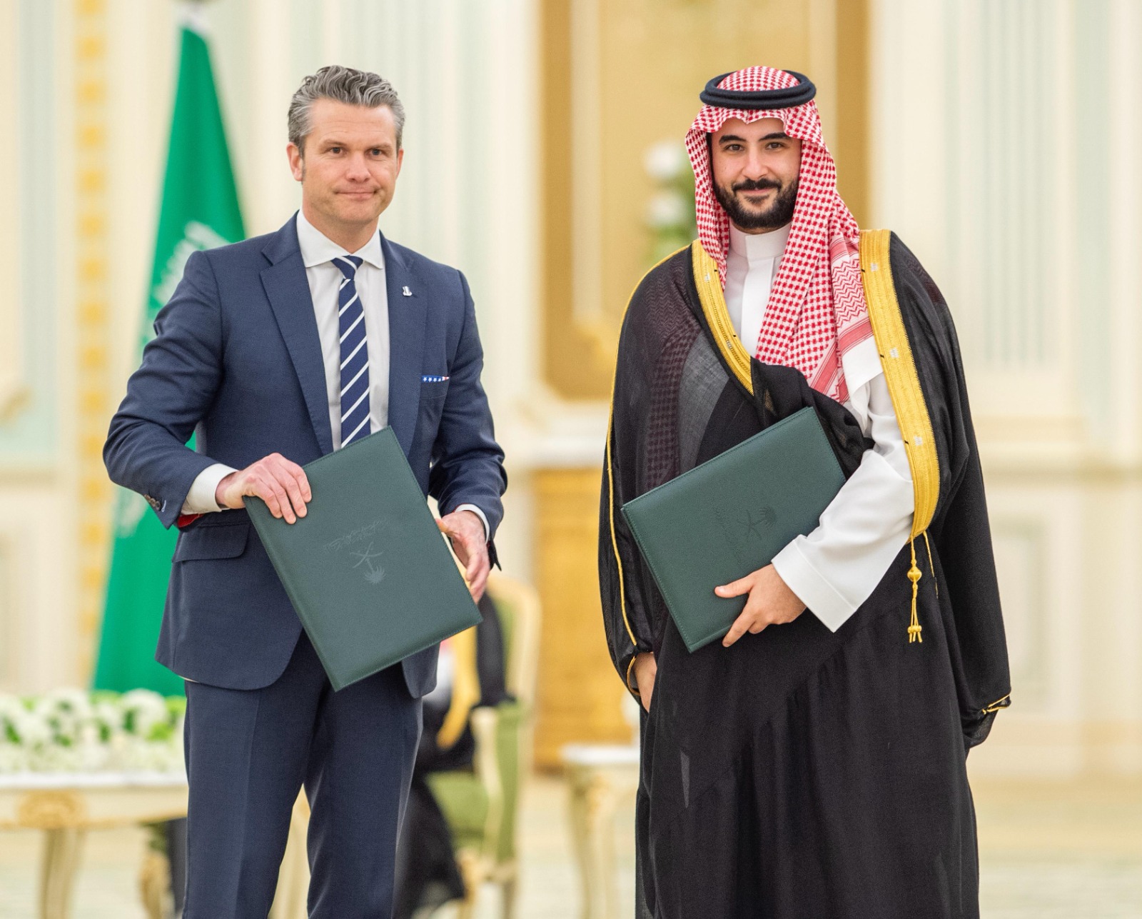 وزير الدفاع السعودي الأمير خالد بن سلمان بجانب نظيره الأميركي بيت هيجسيث. 13 مايو 2025