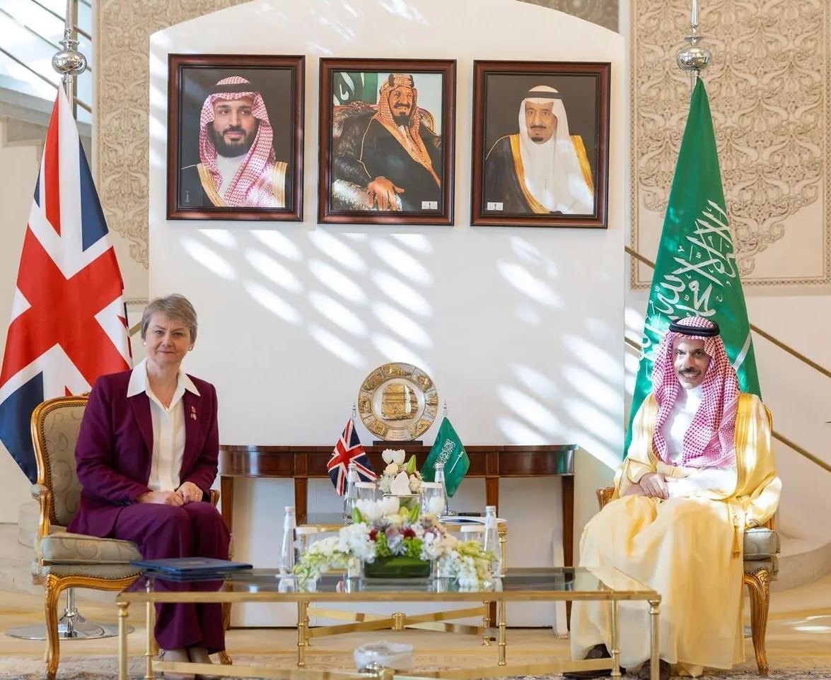 وزير الخارجية السعودي الأمير فيصل بن فرحان يستقبل نظيرته البريطانية إيفيت كوبر في العاصمة السعودية الرياض. 2 نوفمبر 2025