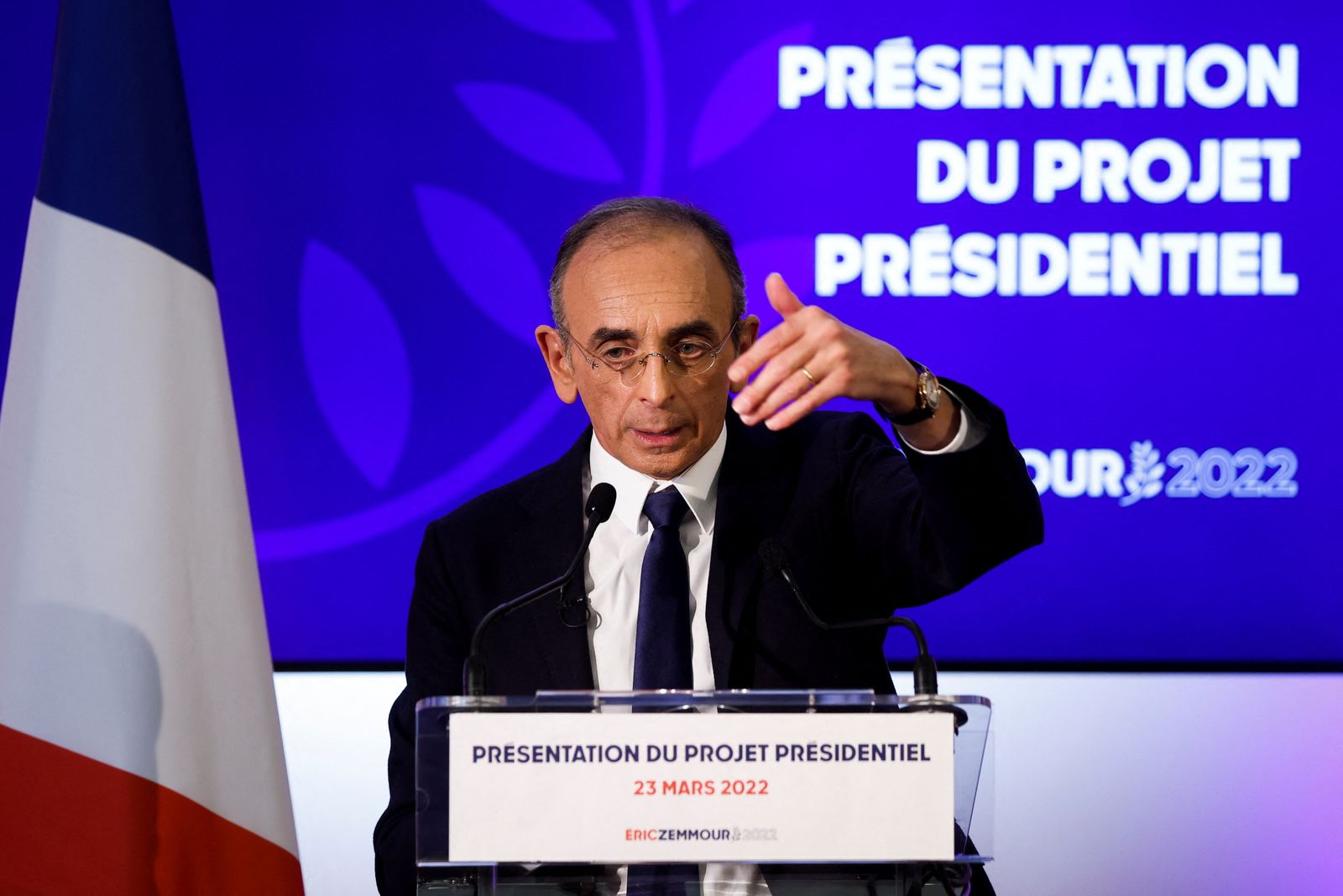 المرشّح اليميني المتطرف إريك زمّور خلال مؤتمر صحافي في باريس - 23 مارس 2022 - REUTERS